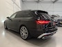 Audi A4 Avant 40 TFSI 204PK S-Line Facelift PANO/TREKHAAK/ACC/MATRIX/20"AUDI-SPORT/STOEL+STUURVERW/PRIVACY/DYNAMIC-LED/SPORT-PAKKET/MYTHOSSCHWARZ/VOLLEDIG AUDI DEALER HISTORIE, NET OH BEURT GEHAD