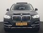 BMW X5 xDrive45e X Line PHEV 395pk Dealer O.H. | Trekhaak Af Fabriek | Panodak | Luchtvering | Head Up | Camera | Lederen Sportstoelen Memory & Verwarmd | Adaptief Onderstel | Sfeerverlichting | Keyless | Blis | Hifi | Plug In Hybrid |