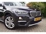 BMW X1 XDrive20i High Executive Autom Panodak Leder Sportst Stoelverw Navi Head-Up Clima Cruise 2x PDC LED Kopl LMV 18 ENZ.