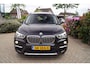 BMW X1 XDrive20i High Executive Autom Panodak Leder Sportst Stoelverw Navi Head-Up Clima Cruise 2x PDC LED Kopl LMV 18 ENZ.