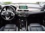 BMW X1 XDrive20i High Executive Autom Panodak Leder Sportst Stoelverw Navi Head-Up Clima Cruise 2x PDC LED Kopl LMV 18 ENZ.