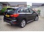 BMW X1 XDrive20i High Executive Autom Panodak Leder Sportst Stoelverw Navi Head-Up Clima Cruise 2x PDC LED Kopl LMV 18 ENZ.
