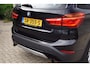 BMW X1 XDrive20i High Executive Autom Panodak Leder Sportst Stoelverw Navi Head-Up Clima Cruise 2x PDC LED Kopl LMV 18 ENZ.