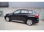 BMW X1 XDrive20i High Executive Autom Panodak Leder Sportst Stoelverw Navi Head-Up Clima Cruise 2x PDC LED Kopl LMV 18 ENZ.