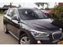 BMW X1 XDrive20i High Executive Autom Panodak Leder Sportst Stoelverw Navi Head-Up Clima Cruise 2x PDC LED Kopl LMV 18 ENZ.