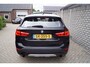 BMW X1 XDrive20i High Executive Autom Panodak Leder Sportst Stoelverw Navi Head-Up Clima Cruise 2x PDC LED Kopl LMV 18 ENZ.