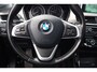 BMW X1 XDrive20i High Executive Autom Panodak Leder Sportst Stoelverw Navi Head-Up Clima Cruise 2x PDC LED Kopl LMV 18 ENZ.