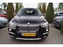 BMW X1 XDrive20i High Executive Autom Panodak Leder Sportst Stoelverw Navi Head-Up Clima Cruise 2x PDC LED Kopl LMV 18 ENZ.