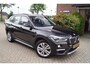 BMW X1 XDrive20i High Executive Autom Panodak Leder Sportst Stoelverw Navi Head-Up Clima Cruise 2x PDC LED Kopl LMV 18 ENZ.