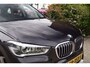 BMW X1 XDrive20i High Executive Autom Panodak Leder Sportst Stoelverw Navi Head-Up Clima Cruise 2x PDC LED Kopl LMV 18 ENZ.