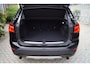 BMW X1 XDrive20i High Executive Autom Panodak Leder Sportst Stoelverw Navi Head-Up Clima Cruise 2x PDC LED Kopl LMV 18 ENZ.