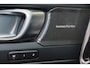 Volvo XC40 B3 Plus Black Edition - IntelliSafe Assist & Surround - 360º Camera - Harman/Kardon audio - Verwarmde voorstoelen & stuur - Parkeersensoren voor & achter - Elektr. bedienb. voorstoelen met geheugen links - Draadloze tel. lader - Standkachel - Extra getint glas - 20' LMV