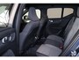 Volvo XC40 B3 Plus Black Edition - IntelliSafe Assist & Surround - 360º Camera - Harman/Kardon audio - Verwarmde voorstoelen & stuur - Parkeersensoren voor & achter - Elektr. bedienb. voorstoelen met geheugen links - Draadloze tel. lader - Standkachel - Extra getint glas - 20' LMV