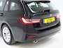 BMW 3-Serie Touring 320e Shadow Line | Camera | Trekhaak | Leder/Stof | DAB | LED | Cruise | Carplay
