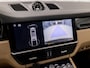 Porsche Cayenne 3.0 E-Hybrid Sport 463Pk (SPORTCHRONO PAKKET, LUCHTVERING, SOH 95%, APPLE CARPLAY, MEMORY SEATS, STOELVERWARMING, GETINT GLAS, CAMERA, NIEUWSTAAT)