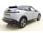 Peugeot e-2008 EV GT 54 kWh | Achteruitrijcamera | Parkeersensoren | Adaptive cruise control | Wireless charging | Navigatie | Airco | Climate control | Stuurbediening | Interieurverlichting | Half stof/leer bekleding | Verkeersbord detectie