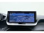 Peugeot e-2008 EV GT 54 kWh | Achteruitrijcamera | Parkeersensoren | Adaptive cruise control | Wireless charging | Navigatie | Airco | Climate control | Stuurbediening | Interieurverlichting | Half stof/leer bekleding | Verkeersbord detectie