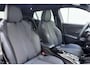 Peugeot e-2008 EV GT 54 kWh | Achteruitrijcamera | Parkeersensoren | Adaptive cruise control | Wireless charging | Navigatie | Airco | Climate control | Stuurbediening | Interieurverlichting | Half stof/leer bekleding | Verkeersbord detectie