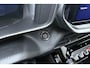 Peugeot e-2008 EV GT 54 kWh | Achteruitrijcamera | Parkeersensoren | Adaptive cruise control | Wireless charging | Navigatie | Airco | Climate control | Stuurbediening | Interieurverlichting | Half stof/leer bekleding | Verkeersbord detectie