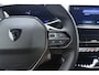 Peugeot e-2008 EV GT 54 kWh | Achteruitrijcamera | Parkeersensoren | Adaptive cruise control | Wireless charging | Navigatie | Airco | Climate control | Stuurbediening | Interieurverlichting | Half stof/leer bekleding | Verkeersbord detectie