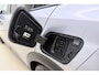 Peugeot e-2008 EV GT 54 kWh | Achteruitrijcamera | Parkeersensoren | Adaptive cruise control | Wireless charging | Navigatie | Airco | Climate control | Stuurbediening | Interieurverlichting | Half stof/leer bekleding | Verkeersbord detectie