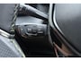 Peugeot e-2008 EV GT 54 kWh | Achteruitrijcamera | Parkeersensoren | Adaptive cruise control | Wireless charging | Navigatie | Airco | Climate control | Stuurbediening | Interieurverlichting | Half stof/leer bekleding | Verkeersbord detectie