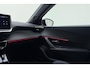 Peugeot e-2008 EV GT 54 kWh | Achteruitrijcamera | Parkeersensoren | Adaptive cruise control | Wireless charging | Navigatie | Airco | Climate control | Stuurbediening | Interieurverlichting | Half stof/leer bekleding | Verkeersbord detectie