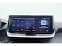 Peugeot e-2008 EV GT 54 kWh | Achteruitrijcamera | Parkeersensoren | Adaptive cruise control | Wireless charging | Navigatie | Airco | Climate control | Stuurbediening | Interieurverlichting | Half stof/leer bekleding | Verkeersbord detectie