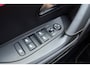 Peugeot e-2008 EV GT 54 kWh | Achteruitrijcamera | Parkeersensoren | Adaptive cruise control | Wireless charging | Navigatie | Airco | Climate control | Stuurbediening | Interieurverlichting | Half stof/leer bekleding | Verkeersbord detectie