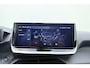 Peugeot e-2008 EV GT 54 kWh | Achteruitrijcamera | Parkeersensoren | Adaptive cruise control | Wireless charging | Navigatie | Airco | Climate control | Stuurbediening | Interieurverlichting | Half stof/leer bekleding | Verkeersbord detectie