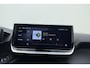 Peugeot e-2008 EV GT 54 kWh | Achteruitrijcamera | Parkeersensoren | Adaptive cruise control | Wireless charging | Navigatie | Airco | Climate control | Stuurbediening | Interieurverlichting | Half stof/leer bekleding | Verkeersbord detectie