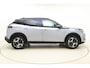 Peugeot e-2008 EV GT 54 kWh | Achteruitrijcamera | Parkeersensoren | Adaptive cruise control | Wireless charging | Navigatie | Airco | Climate control | Stuurbediening | Interieurverlichting | Half stof/leer bekleding | Verkeersbord detectie