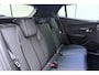 Peugeot e-2008 EV GT 54 kWh | Achteruitrijcamera | Parkeersensoren | Adaptive cruise control | Wireless charging | Navigatie | Airco | Climate control | Stuurbediening | Interieurverlichting | Half stof/leer bekleding | Verkeersbord detectie