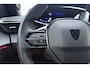 Peugeot e-2008 EV GT 54 kWh | Achteruitrijcamera | Parkeersensoren | Adaptive cruise control | Wireless charging | Navigatie | Airco | Climate control | Stuurbediening | Interieurverlichting | Half stof/leer bekleding | Verkeersbord detectie