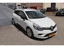 Renault Clio Estate 0.9 TCe Limited Nederlandse auto/Navigatie/Parkeersensoren/Cruise control/Keyless/Bluetooth/Airco/Bass reflex audio/Elektrische ramen/Elektrisch verstelbare spiegels/16'' Lichtmetalen velgen.