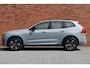 Volvo XC60 T6 Plug-in hybrid AWD Plus Dark | Trekhaak | All-Season banden | 360 Graden Camera | Panoramadak | Adaptieve Cruise Control | Apple Carplay/ Android Auto | Verwarmbare Voorstoelen | Parkeerverwarming