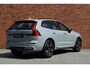 Volvo XC60 T6 Plug-in hybrid AWD Plus Dark | Trekhaak | All-Season banden | 360 Graden Camera | Panoramadak | Adaptieve Cruise Control | Apple Carplay/ Android Auto | Verwarmbare Voorstoelen | Parkeerverwarming