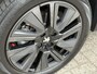 Peugeot e-2008 EV GT Pack 50 kWh Stoelverwarming | Panoramadak | Navigatie I SOH 92% | CarPlay | Dodehoekdetectie | Camera |