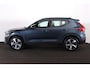 Volvo XC40 B4 Plus Dark - IntelliSafe Assist & Surround - Harman/Kardon audio - Parkeercamera achter - Verwarmde voorstoelen & stuur - Parkeersensoren voor & achter - Elektr. bedienb. voorstoelen met geheugen links - Draadloze tel. lader - Inklapbare trekhaak - 19' LMV
