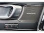 Volvo XC40 B4 Plus Dark - IntelliSafe Assist & Surround - Harman/Kardon audio - Parkeercamera achter - Verwarmde voorstoelen & stuur - Parkeersensoren voor & achter - Elektr. bedienb. voorstoelen met geheugen links - Draadloze tel. lader - Inklapbare trekhaak - 19' LMV