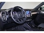 Volvo XC40 B4 Plus Dark - IntelliSafe Assist & Surround - Harman/Kardon audio - Parkeercamera achter - Verwarmde voorstoelen & stuur - Parkeersensoren voor & achter - Elektr. bedienb. voorstoelen met geheugen links - Draadloze tel. lader - Inklapbare trekhaak - 19' LMV