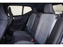 Volvo XC40 B4 Plus Dark - IntelliSafe Assist & Surround - Harman/Kardon audio - Parkeercamera achter - Verwarmde voorstoelen & stuur - Parkeersensoren voor & achter - Elektr. bedienb. voorstoelen met geheugen links - Draadloze tel. lader - Inklapbare trekhaak - 19' LMV