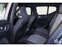Volvo XC40 B4 Plus Dark - IntelliSafe Assist & Surround - Harman/Kardon audio - Parkeercamera achter - Verwarmde voorstoelen & stuur - Parkeersensoren voor & achter - Elektr. bedienb. voorstoelen met geheugen links - Draadloze tel. lader - Inklapbare trekhaak - 19' LMV