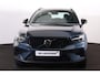 Volvo XC40 B4 Plus Dark - IntelliSafe Assist & Surround - Harman/Kardon audio - Parkeercamera achter - Verwarmde voorstoelen & stuur - Parkeersensoren voor & achter - Elektr. bedienb. voorstoelen met geheugen links - Draadloze tel. lader - Inklapbare trekhaak - 19' LMV