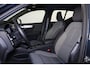 Volvo XC40 B4 Plus Dark - IntelliSafe Assist & Surround - Harman/Kardon audio - Parkeercamera achter - Verwarmde voorstoelen & stuur - Parkeersensoren voor & achter - Elektr. bedienb. voorstoelen met geheugen links - Draadloze tel. lader - Inklapbare trekhaak - 19' LMV