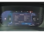 Volvo XC40 B4 Plus Dark - IntelliSafe Assist & Surround - Harman/Kardon audio - Parkeercamera achter - Verwarmde voorstoelen & stuur - Parkeersensoren voor & achter - Elektr. bedienb. voorstoelen met geheugen links - Draadloze tel. lader - Inklapbare trekhaak - 19' LMV