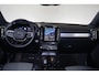 Volvo XC40 B4 Plus Dark - IntelliSafe Assist & Surround - Harman/Kardon audio - Parkeercamera achter - Verwarmde voorstoelen & stuur - Parkeersensoren voor & achter - Elektr. bedienb. voorstoelen met geheugen links - Draadloze tel. lader - Inklapbare trekhaak - 19' LMV