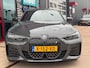 BMW i4 40 84 kWh High Executive M-SPORT l SOH 96,4% l H/K l HUD l 360 l SCHUIFDAK l DRAVITGRAU l SFEER l ORG.NL l 1e EIG l