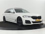 BMW 5-Serie Touring 530e xDrive M Sport | SOH 89,9% | Panoramadak | Head-Up | Full LED | Trekhaak | Carplay | Bluetooth | Navigatie | Sfeerverlichting | Stoelverwarming | Achteruitrij camera | Adaptive cruise control | Climate control
