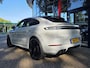Porsche Cayenne Coupé 3.0 E-Hybrid | Sport Design pakket | Wegkl. Trekhaak | Luchtvering | Panoramadak | Leder | LED | Sfeerverlichting | Climate Control | 21 inch